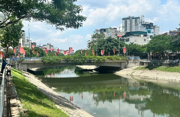 Nước sông Tô Lịch được cải thiện đáng kể, có thể nhìn thấy đáy- Ảnh 1.