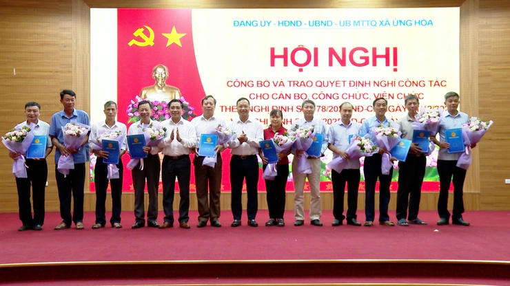 Xã Ứng Hòa trao quyết định nghỉ việc cho 27 đồng chí theo quy định của Chính phủ- Ảnh 1.