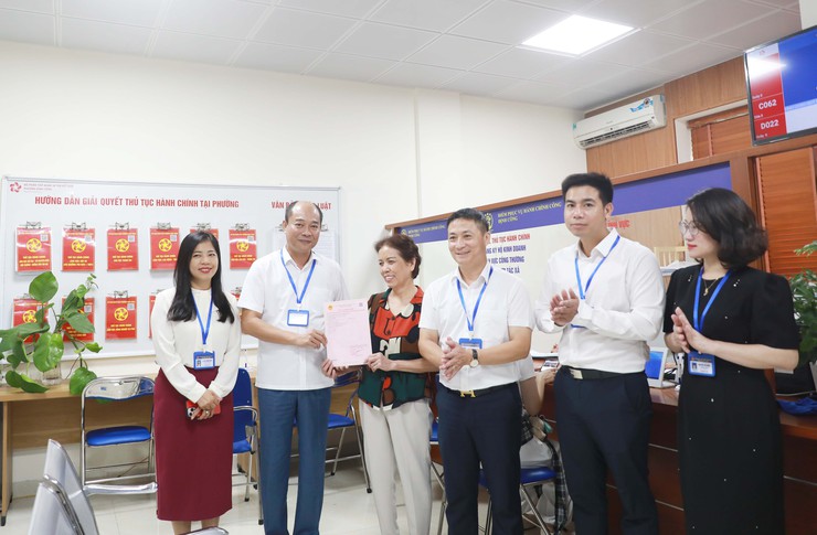 Phường Định Công trao "Sổ đỏ" đầu tiên sau khi vận hành mô hình chính quyền mới- Ảnh 1.