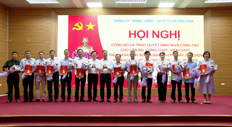 Xã Ứng Hòa trao quyết định nghỉ việc cho 27 đồng chí theo quy định của Chính phủ- Ảnh 2.