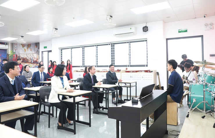 Gắn biển Công trình chào mừng Đại hội đại biểu toàn quốc lần thứ XIV của Đảng đối với Trường THPT Đỗ Mười- Ảnh 9.