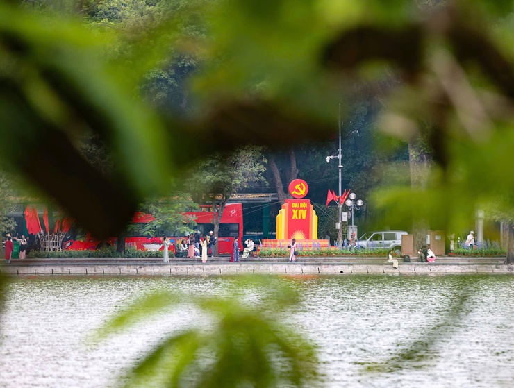 Hanoi streets bloom with flags welcoming landmark 14th party congress- Ảnh 3.