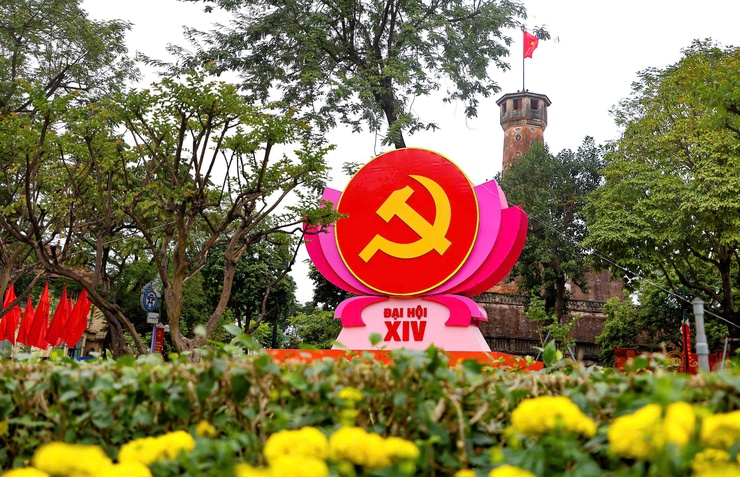 Hanoi streets bloom with flags welcoming landmark 14th party congress- Ảnh 1.