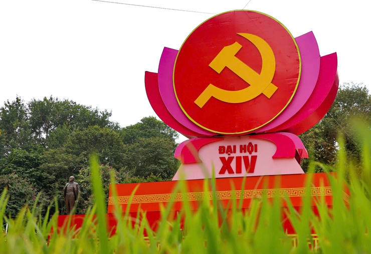 Hanoi streets bloom with flags welcoming landmark 14th party congress- Ảnh 9.