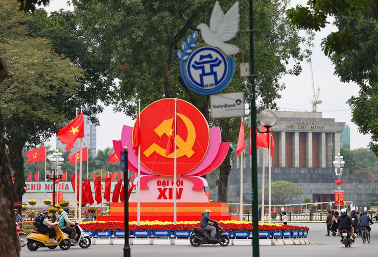 Hanoi streets bloom with flags welcoming landmark 14th party congress- Ảnh 8.