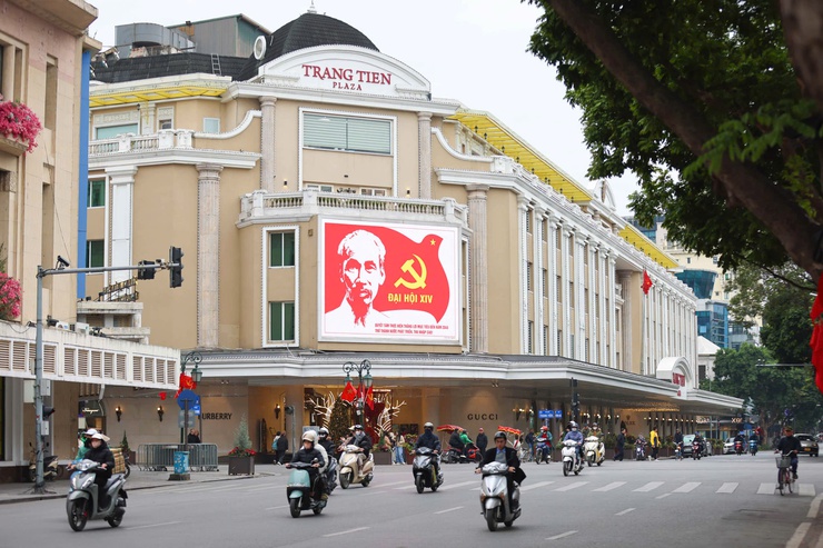 Hanoi streets bloom with flags welcoming landmark 14th party congress- Ảnh 2.