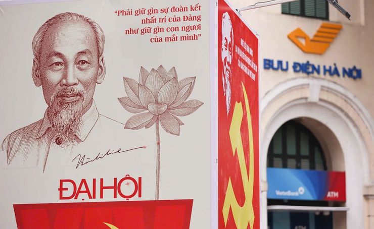 Hanoi streets bloom with flags welcoming landmark 14th party congress- Ảnh 5.
