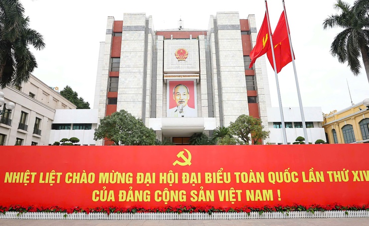 Hanoi streets bloom with flags welcoming landmark 14th party congress- Ảnh 7.