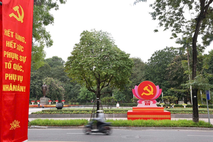Hanoi streets bloom with flags welcoming landmark 14th party congress- Ảnh 10.