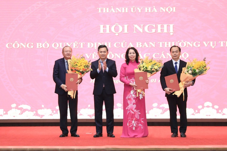 Thành ủy Hà Nội trao các quyết định công tác cán bộ- Ảnh 2.