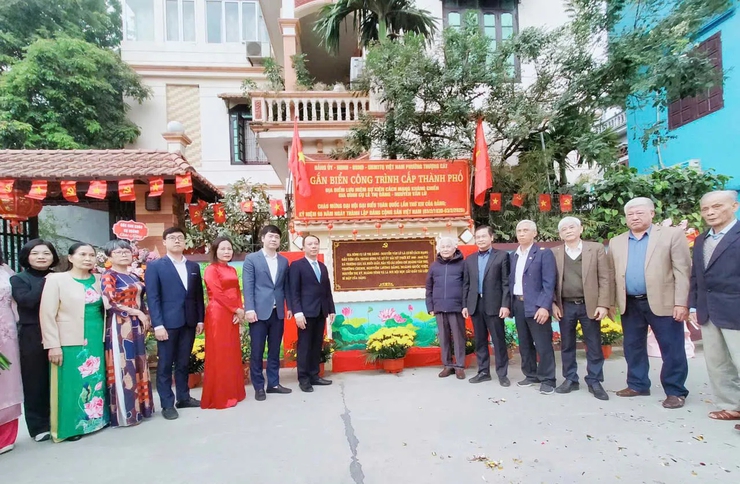 Thuong Cat Ward unveils plaques at 4 revolutionary resistance memorial sites- Ảnh 3.