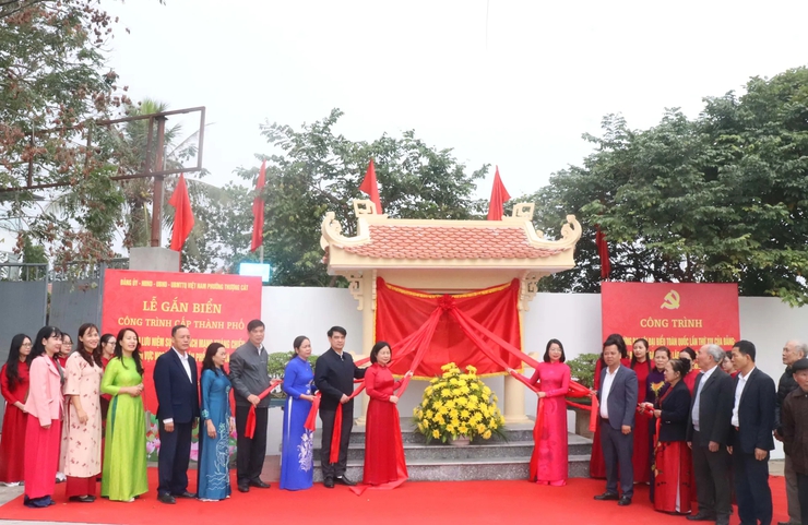 Thuong Cat Ward unveils plaques at 4 revolutionary resistance memorial sites- Ảnh 2.