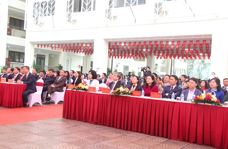 Gắn biển công trình chào mừng Đại hội Đảng toàn quốc lần thứ XIV đối với Trường THCS Hoàng Mai- Ảnh 1.