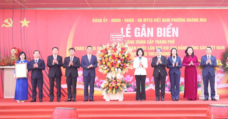 Gắn biển công trình chào mừng Đại hội Đảng toàn quốc lần thứ XIV đối với Trường THCS Hoàng Mai- Ảnh 3.