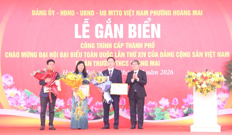 Gắn biển công trình chào mừng Đại hội Đảng toàn quốc lần thứ XIV đối với Trường THCS Hoàng Mai- Ảnh 4.