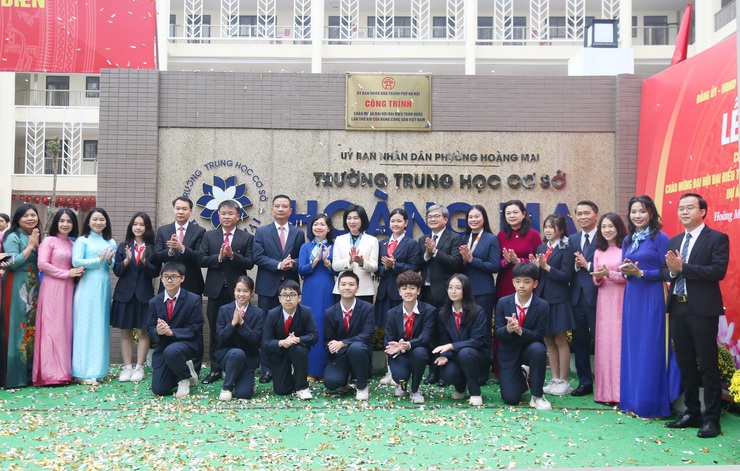 Gắn biển công trình chào mừng Đại hội Đảng toàn quốc lần thứ XIV đối với Trường THCS Hoàng Mai- Ảnh 6.