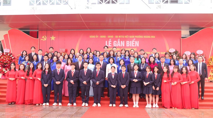 Gắn biển công trình chào mừng Đại hội Đảng toàn quốc lần thứ XIV đối với Trường THCS Hoàng Mai- Ảnh 7.