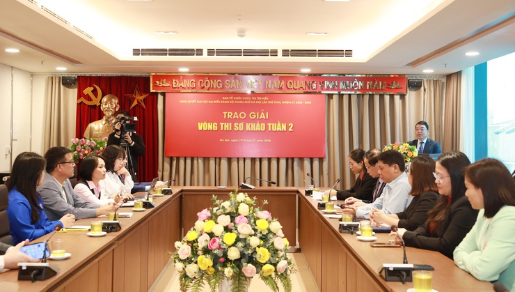 Trao giải Vòng sơ khảo tuần 2 Cuộc thi tìm hiểu Nghị quyết Đại hội đại biểu Đảng bộ Thành phố lần thứ XVIII- Ảnh 1.