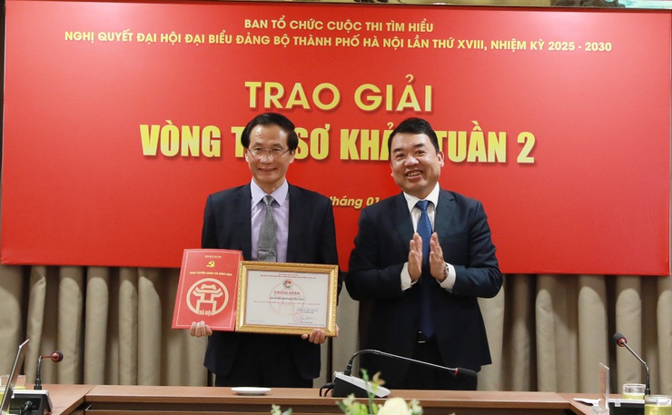 Trao giải Vòng sơ khảo tuần 2 Cuộc thi tìm hiểu Nghị quyết Đại hội đại biểu Đảng bộ Thành phố lần thứ XVIII- Ảnh 3.