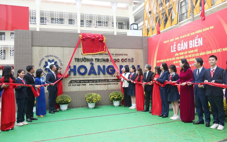 Hanoi recognizes Hoang Mai Secondary School as city-level project for Party Congress celebration- Ảnh 1.