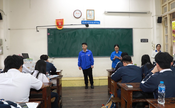 Học sinh Trường THPT Trần Phú - Hoàn Kiếm hào hứng tham gia tìm hiểu Nghị quyết Đại hội Đảng bộ Thành phố lần thứ XVIII- Ảnh 1.