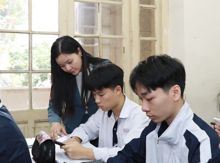 Học sinh Trường THPT Trần Phú - Hoàn Kiếm hào hứng tham gia tìm hiểu Nghị quyết Đại hội Đảng bộ Thành phố lần thứ XVIII- Ảnh 2.