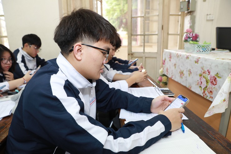 Học sinh Trường THPT Trần Phú - Hoàn Kiếm hào hứng tham gia tìm hiểu Nghị quyết Đại hội Đảng bộ Thành phố lần thứ XVIII- Ảnh 3.