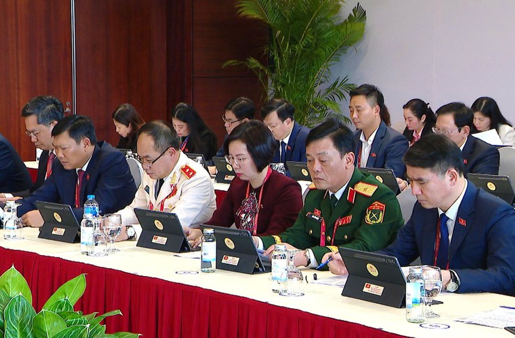 Hanoi Party Committee delegation discusses congress documents during delegation meetings- Ảnh 8.