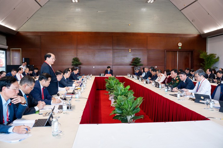 Hanoi Party Committee delegation discusses congress documents during delegation meetings- Ảnh 5.