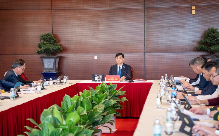Hanoi Party Committee delegation discusses congress documents during delegation meetings- Ảnh 1.