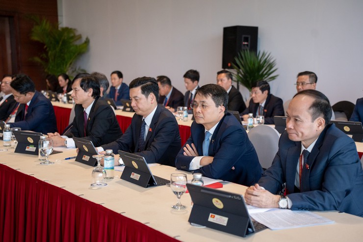 Hanoi Party Committee delegation discusses congress documents during delegation meetings- Ảnh 7.