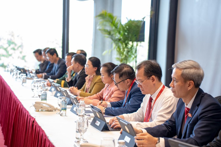Hanoi Party Committee delegation discusses congress documents during delegation meetings- Ảnh 11.