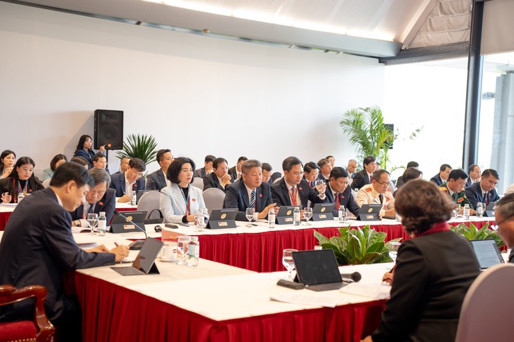 Hanoi Party Committee delegation discusses congress documents during delegation meetings- Ảnh 6.