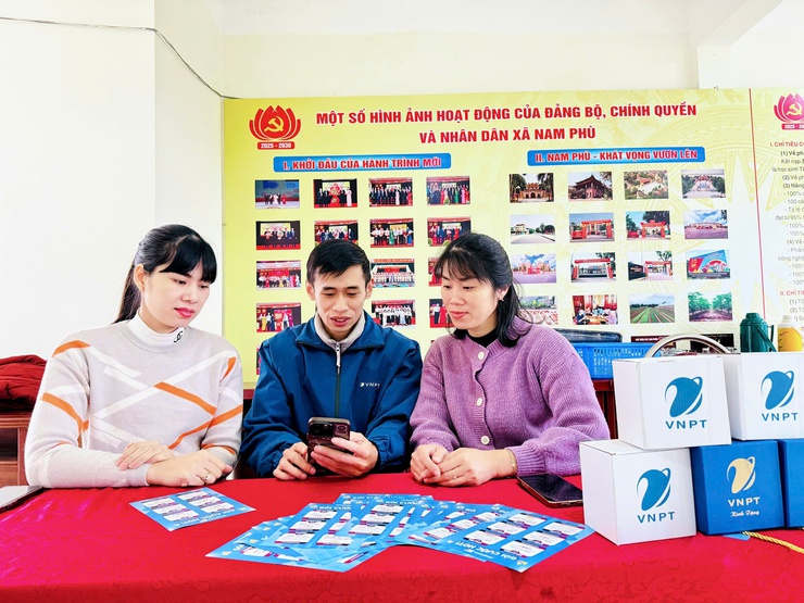 Xã Nam Phù chủ động đưa chữ ký số công cộng đến từng người dân- Ảnh 2.