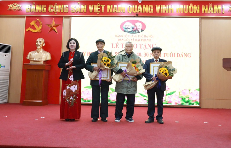 Trao Huy hiệu đảng tặng 45 đảng viên xã Đại Thanh dịp 3/2/2026- Ảnh 2.