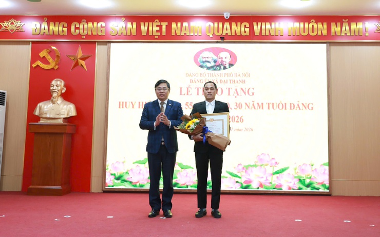 Trao Huy hiệu đảng tặng 45 đảng viên xã Đại Thanh dịp 3/2/2026- Ảnh 4.