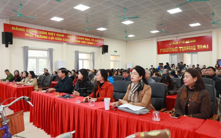 Phường Tương Mai trao tặng hơn 200 phần quà hỗ trợ các hộ gia đình vui Xuân, đón Tết- Ảnh 1.