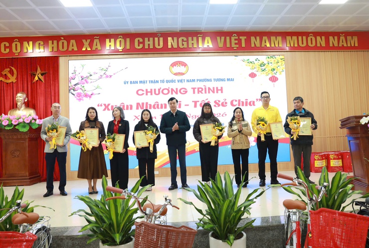 Phường Tương Mai trao tặng hơn 200 phần quà hỗ trợ các hộ gia đình vui Xuân, đón Tết- Ảnh 3.