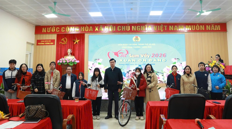 Phường Tương Mai trao tặng hơn 200 phần quà hỗ trợ các hộ gia đình vui Xuân, đón Tết- Ảnh 4.