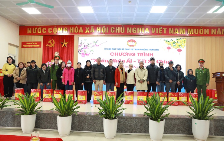 Phường Tương Mai trao tặng hơn 200 phần quà hỗ trợ các hộ gia đình vui Xuân, đón Tết- Ảnh 6.