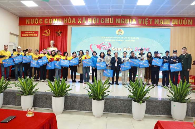 Phường Tương Mai trao tặng hơn 200 phần quà hỗ trợ các hộ gia đình vui Xuân, đón Tết- Ảnh 5.