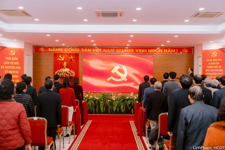 Đồng chí Dương Đức Tuấn trao Huy hiệu Đảng đợt 3/2 tại Đảng bộ phường Phúc Lợi- Ảnh 1.