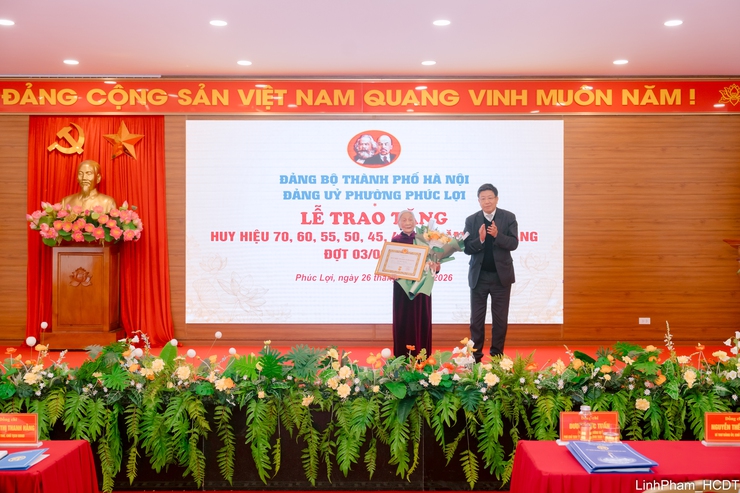 Đồng chí Dương Đức Tuấn trao Huy hiệu Đảng đợt 3/2 tại Đảng bộ phường Phúc Lợi- Ảnh 3.