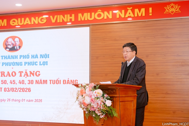 Đồng chí Dương Đức Tuấn trao Huy hiệu Đảng đợt 3/2 tại Đảng bộ phường Phúc Lợi- Ảnh 2.