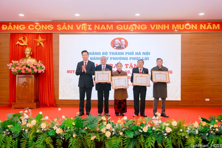 Đồng chí Dương Đức Tuấn trao Huy hiệu Đảng đợt 3/2 tại Đảng bộ phường Phúc Lợi- Ảnh 4.