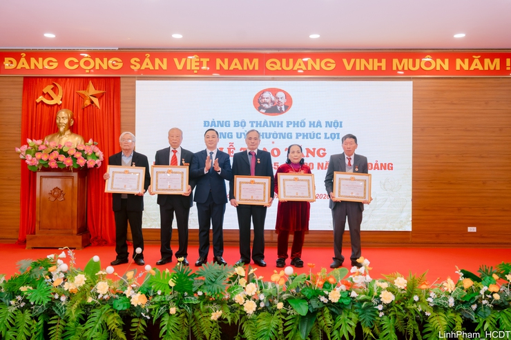 Đồng chí Dương Đức Tuấn trao Huy hiệu Đảng đợt 3/2 tại Đảng bộ phường Phúc Lợi- Ảnh 5.