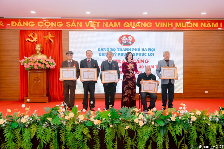 Đồng chí Dương Đức Tuấn trao Huy hiệu Đảng đợt 3/2 tại Đảng bộ phường Phúc Lợi- Ảnh 6.