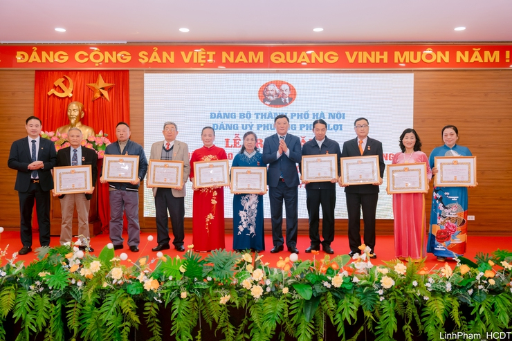 Đồng chí Dương Đức Tuấn trao Huy hiệu Đảng đợt 3/2 tại Đảng bộ phường Phúc Lợi- Ảnh 7.