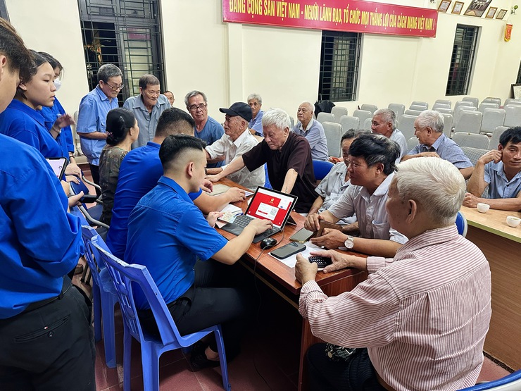 Đoàn thanh niên xã Phù Đổng tích cực tham gia hỗ trợ Cải cách hành chính và thúc đẩy Chuyển đổi số- Ảnh 1.