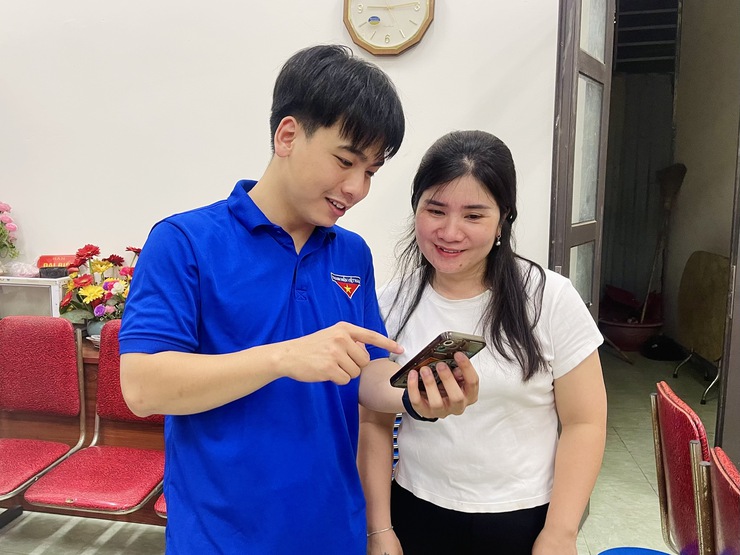 Đoàn thanh niên xã Phù Đổng tích cực tham gia hỗ trợ Cải cách hành chính và thúc đẩy Chuyển đổi số- Ảnh 2.